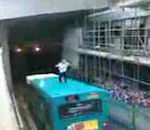 toit cascade Un enfant saute sur le toit d'un bus