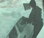 voiture neige Un homme déneige sa voiture