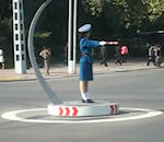 circulation Une femme fait la circulation en Corée du Nord