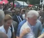 clinton main Bush s'essuie la main sur Clinton
