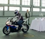 moto Enlever une nappe avec une moto