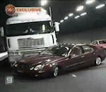 voiture pare-chocs Un camion pousse une voiture dans un tunnel