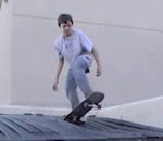 skateboard poubelle Un skateur saute d'une poubelle