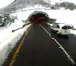 voiture collision bus Accident de bus dans un tunnel