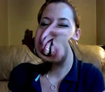 webcam effet Une fille déforme son visage avec sa webcam