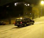 route voiture neige Voiture dans une pente enneigée
