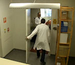 comprime Blague dans un labo avec de l'air comprimé