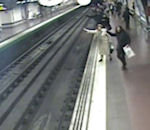 rail metro Un policier sauve un homme tombé sur les rails