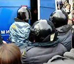 manifestation policier Des policiers russes coffrent un manifestant