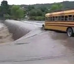 inondation crue Un bus traverse une rivière en crue