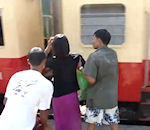 bagage train Monter dans un train en Birmanie