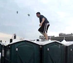 homme saut toilettes Saut d'une cabine de toilettes