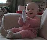 rire bebe Bébé rigole quand papa déchire du papier