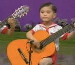 enfant Des enfants nord coréens jouent de la guitare