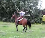 cavalier corde Un cheval saute à la corde