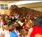peur enfant Dinosaure dans une école primaire