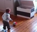 football coup pied Un enfant de 18 mois doué pour le foot