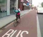 velo cycliste bus Cycliste pris en sandwich