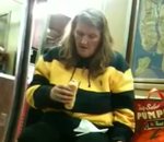 hot-dog metro Un femme mange un hot-dog