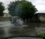 route inondation Faire de la moto sur une route inondée