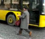 homme vieux arme Prendre le bus en Russie