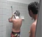 douche blague Blague avec du shampooing
