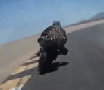 casque motard Un motard touche le sol avec son casque