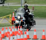 police moto Un motard au milieu de cônes