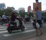 route circulation pieton Traverser une route au Vietnam