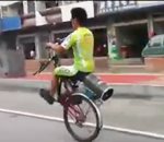 chine velo Un chinois fait du vélo sur une roue