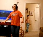 enfant danse Un enfant video-bombe sa soeur