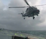 atterrissage helicoptere Un hélicoptère se pose sur un bateau