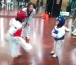 enfant coup pied Des enfants font du taekwondo