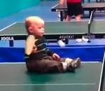 raquette table bebe Un bébé joue au ping-pong