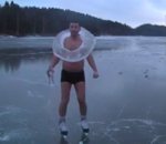 homme eau lac Un Norvégien fait du patin à glace