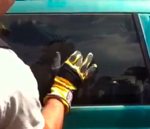 doigt voiture Briser une vitre de voiture avec son doigt