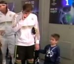 football joueur Casillas essuie sa crotte de nez sur un enfant