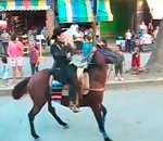 cheval chute Chanteur mexicain sur son cheval