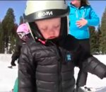 ski enfant dormir Un enfant s'endort sur ses skis