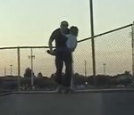skateboard enfant Papa fait du skate avec son fils dans les bras