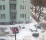neige toit immeuble Chute de neige sur des voitures