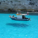 bateau Bateau sur de l'eau transparente