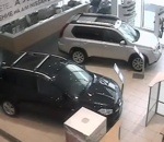 client Un client mécontent détruit une concession auto