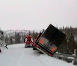camion chute Un camion et sa dépanneuse tombent dans un ravin