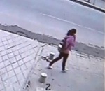 chute Une fille avalée par un trottoir