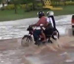 trou moto inondation Route inondée et nid-de-poule