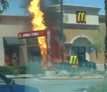 feu voiture Pickup en feu au drive-in d'un McDonald's
