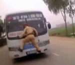 bus chauffeur Un policier accroché à l'avant d'un bus