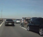 homme accident Homme vs Voiture sur une autoroute