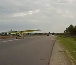 avion Un avion atterrit sur une route